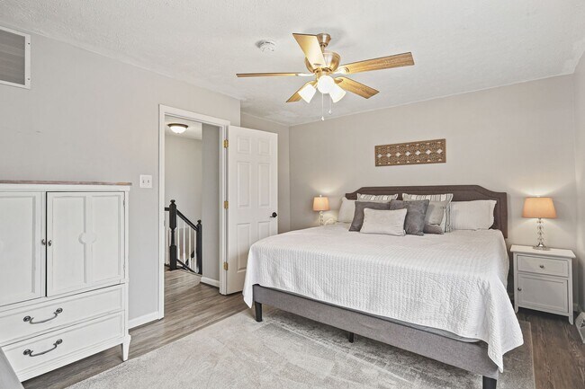 Building Photo - Bright & Spacious 3-Bedroom, 2 Full & 2 Half Bath in New Market