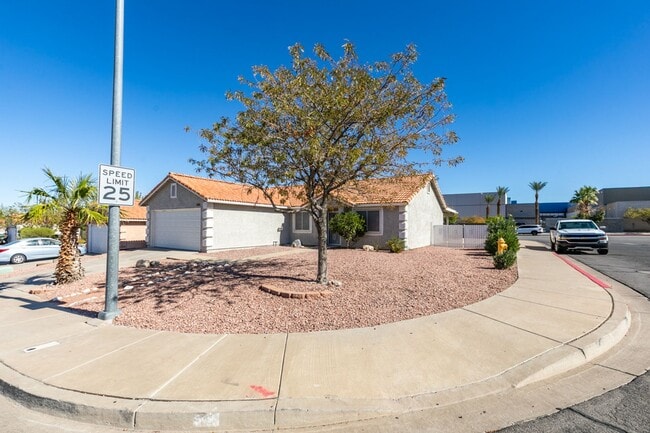 Building Photo - Charming Single-Story 3 bed Home with RV P...