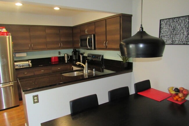 Building Photo - Beautiful 3 Bed/2.5 Bath Townhome