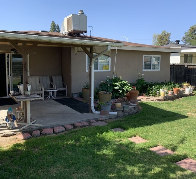 Building Photo - 3 Bedroom 2 Bath Home
