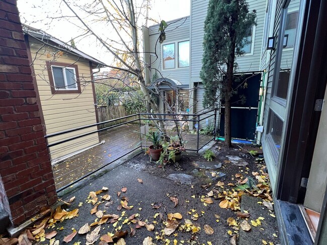Building Photo - AUGUST RENT FREE with LIMITED SHOWINGS AVAILABLE on July 25th! - Gorgeous Townhome Style Condomin...