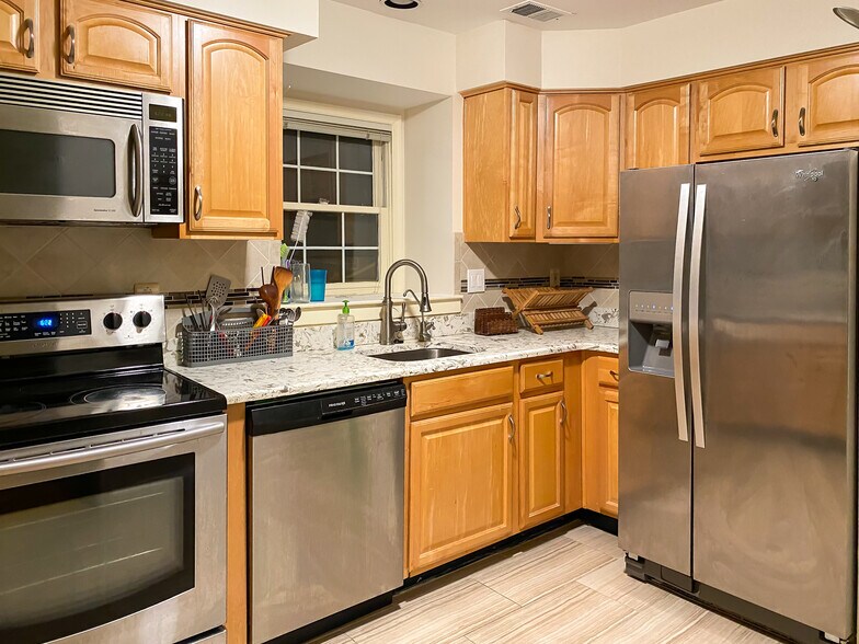 Kitchen - 5713 Brewer House Cir