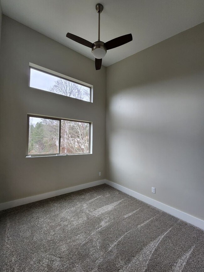 Building Photo - East Asheville Rental
