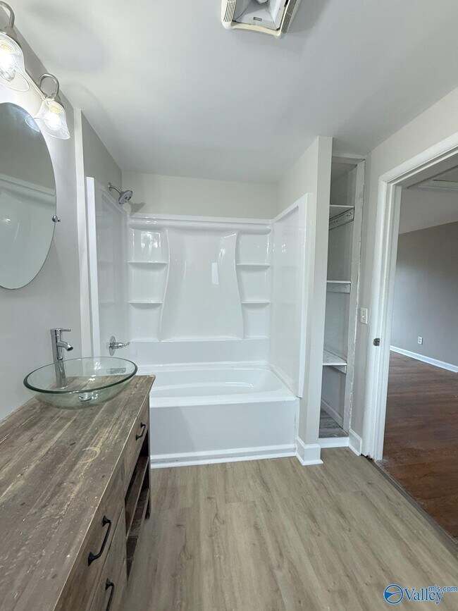 Building Photo - 1507 McCullough Ave NE