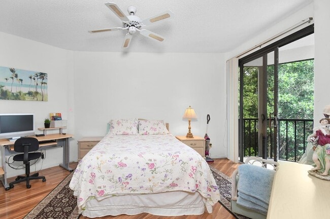 Building Photo - 221 NE Plantation Rd