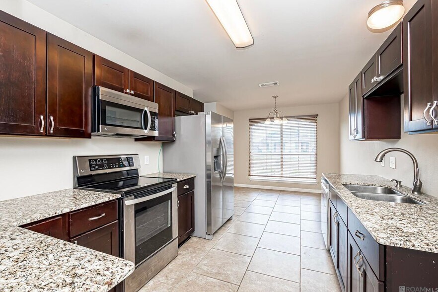 Building Photo - 26197 Glenbrooke Dr
