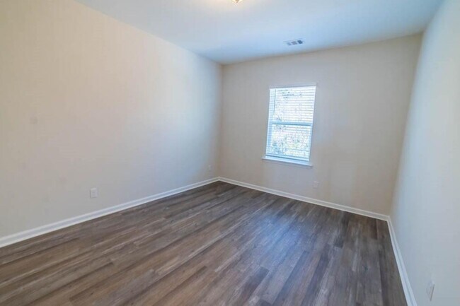 Building Photo - Beautiful 3-Bedroom Townhome in Sought-After Waterways Community