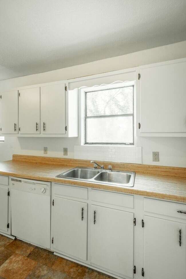 Building Photo - Updated 2 Bedroom Red Bank Home with Porch and Backyard