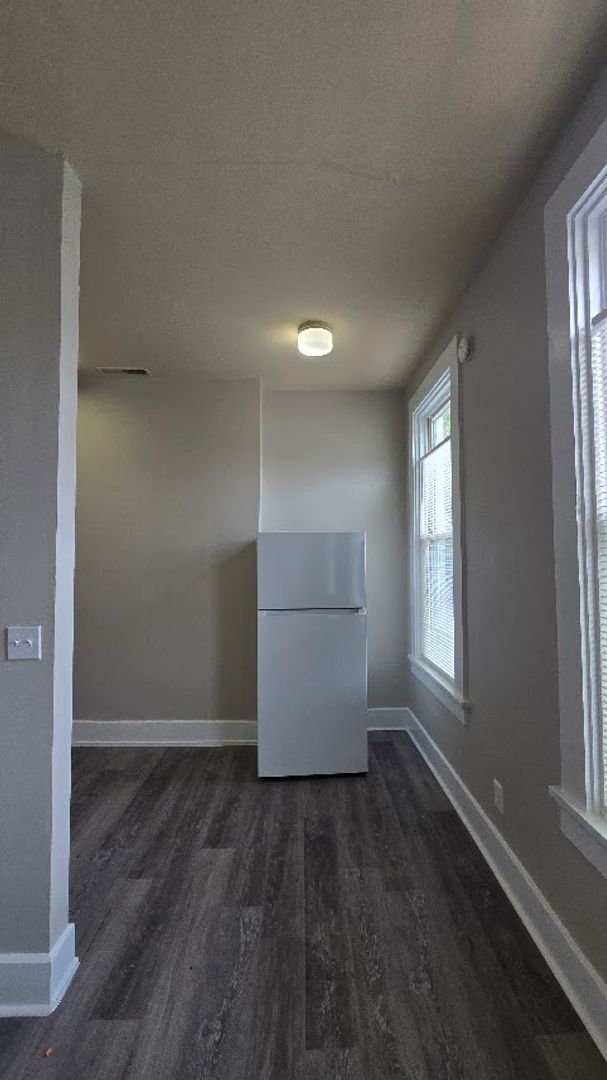 Building Photo - 2-BED SECTION 8 APPROVED