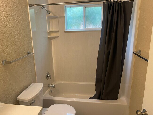 Building Photo - Concord Beautiful 3 bedroom 2 bath home, 1...