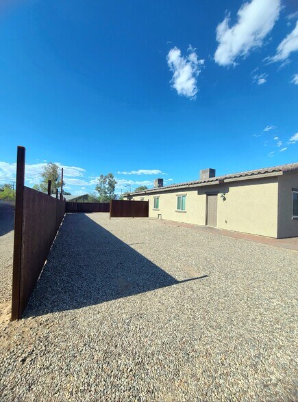 Frontyard - 5819 S Randall Blvd