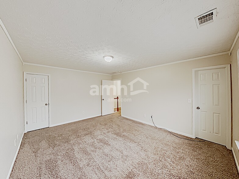 Building Photo - 327 Meadows Ln
