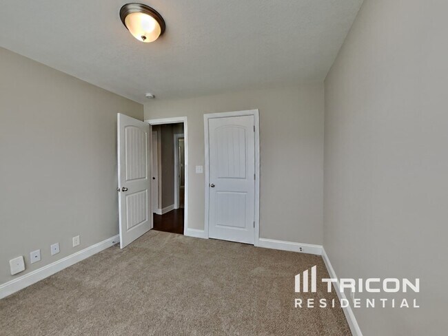 Building Photo - 616 Hollow Crst