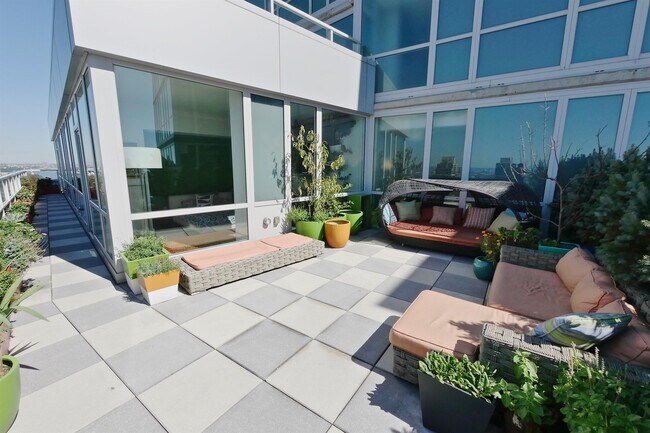 Building Photo - 2 2nd St