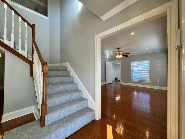 Building Photo - 627 W 2nd St