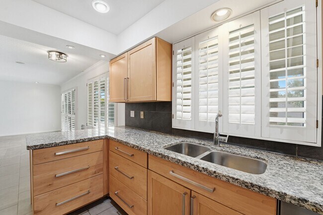 Building Photo - Welcome to this beautiful 4-bedroom, 3-bathroom home in Tempe Arizona!