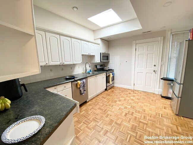 Building Photo - 108 Buttonwood St