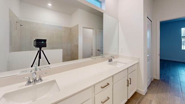 Building Photo - 7773 Lakes Edge Ln