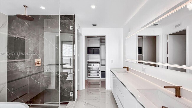 Building Photo - 700 NE 24th St