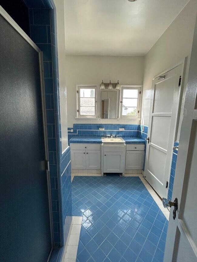 Building Photo - 1062 Masselin Ave