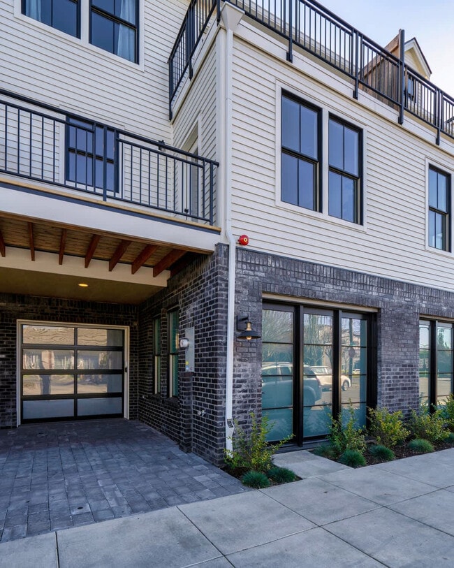 Building Photo - 516 NE 56th Ave