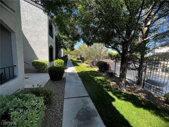 Building Photo - 950 Seven Hills Dr