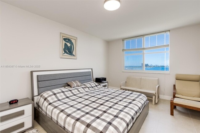 Building Photo - 500 Bayview Dr