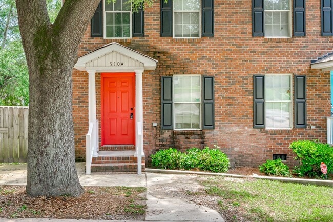 Building Photo - Quiet Neighborhood in a Conveniently Locat...