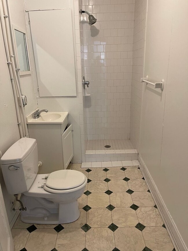 Building Photo - Spacious 4 bdrm/2 bath Home Located in Richmond's Fan District w/Balcony!!  Walking Distance to V...