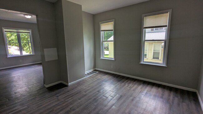 Building Photo - Spacious 4-bedroom, 2-bath home in Akron