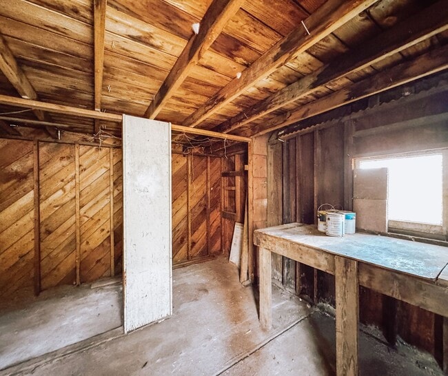 Building Photo - Newer Remodeled 2 Bed, 1.5 Bath – Private & Tucked Away Gem