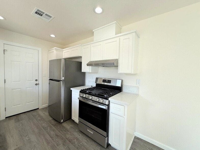 Building Photo - 1420 Lansing St