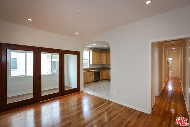 Building Photo - 806 N Alfred St