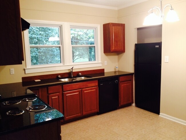 Building Photo - 3 Bedroom 2 Bathroom JUST RENOVATED Lawncare Included/Granite Countertops