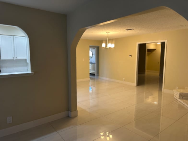 Building Photo - 704 Mc Dermit St