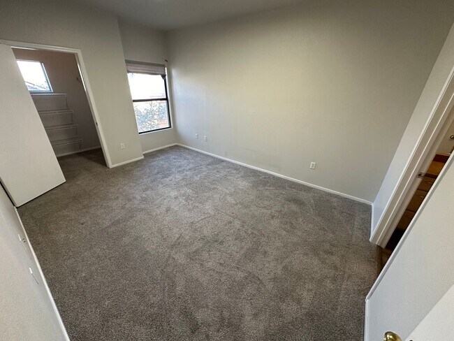 Building Photo - CUTE UPSTAIRS CONDO UNIT , LOCATED IN A GATED COMMUNITY 2 BEDROOM / 2 FULL BATH