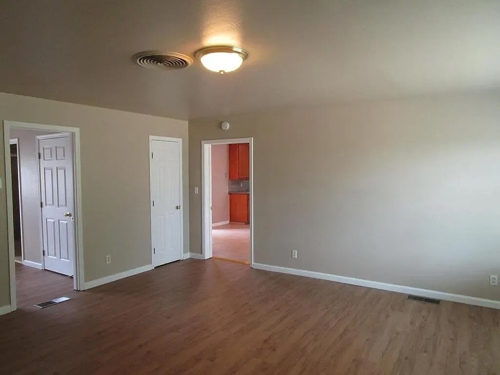 Building Photo - 1905 Claus Rd