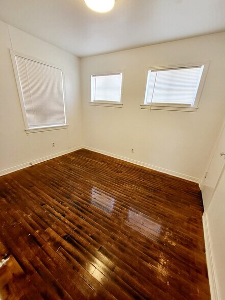 Building Photo - 127 20th Plz