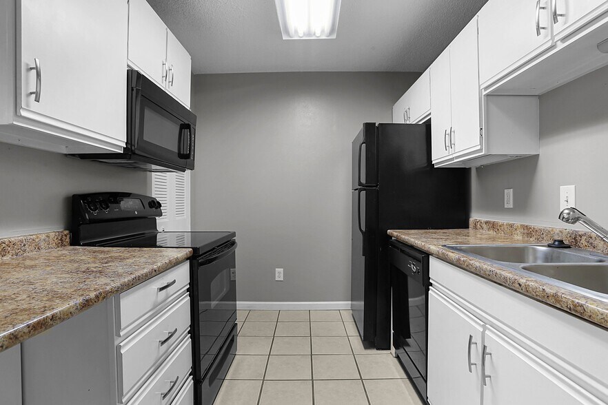 Building Photo - 8901 N Swan Cir