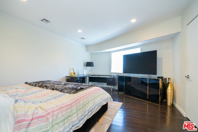 Building Photo - 3865 Buena Park Dr