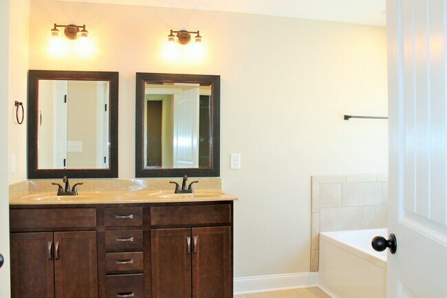 Building Photo - 261 Azalea Dr