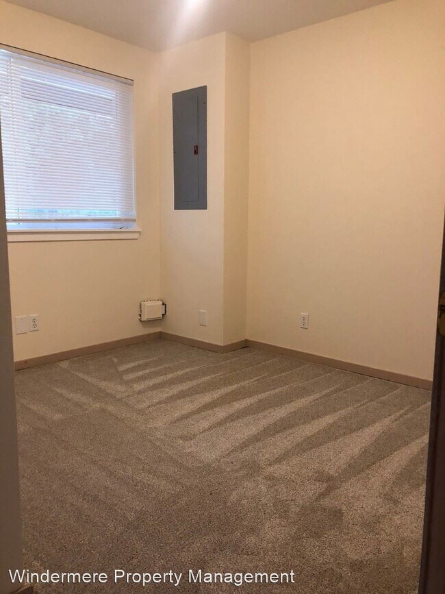 Building Photo - 3 br, 3.5 bath House - 9067 NE Hidden Cove...