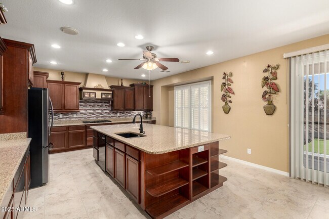 Building Photo - 6820 S 42nd Ln