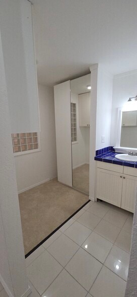 Closet / bathroom - 288 Whitmore St