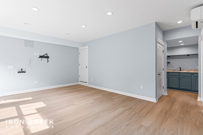 Building Photo - Elegant Contemporary Home in North Asheville