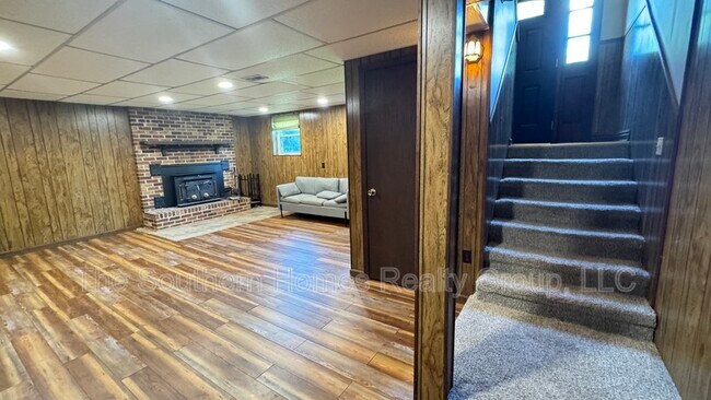 Building Photo - 1305 Ridgeway Cir