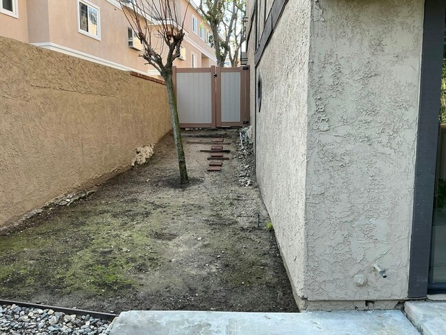 Building Photo - 852 N Monterey St