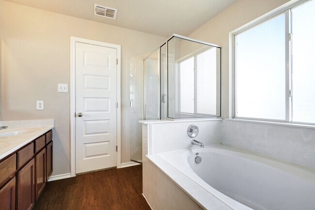 Building Photo - Move-In Ready Home with New Flooring and A...