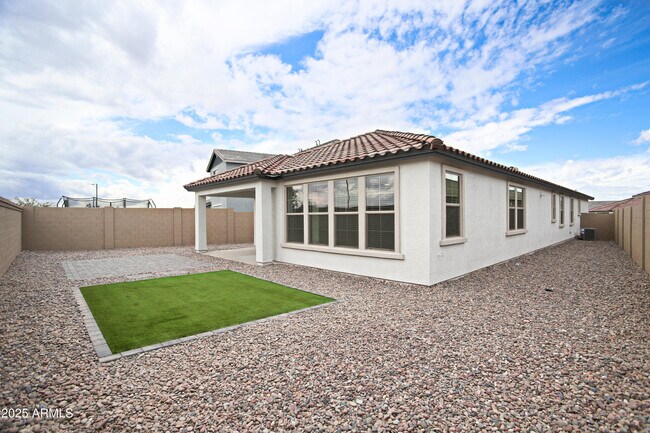 Building Photo - 831 W Finch Dr