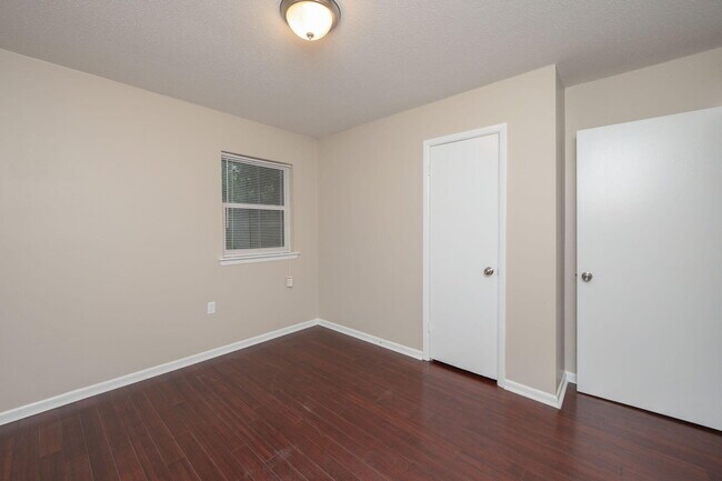 Building Photo - 713 Gibbs Ave